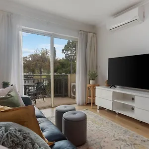 https://light-and-airy-apartment-overlooking-hurtle-square.adelaidehotels-au.com